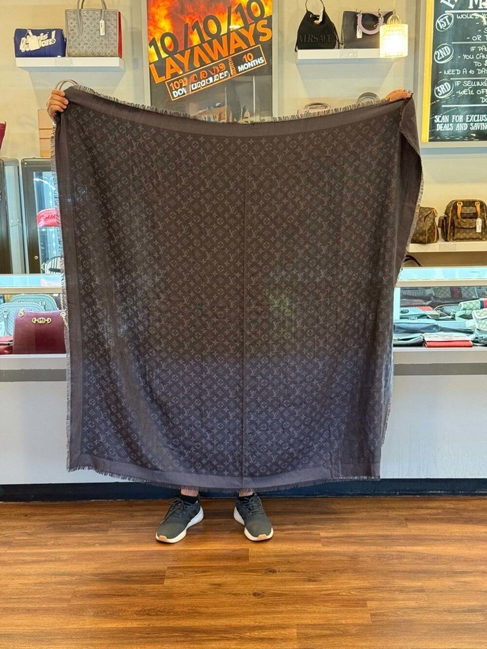 Louis Vuitton M74752 Monogram Classic Shawl Black SPB-JB 365032